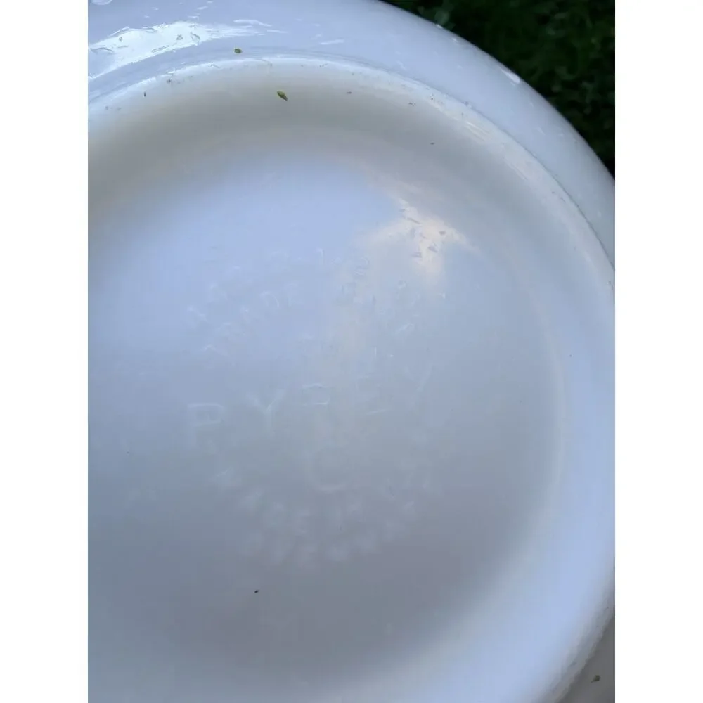Vintage Pyrex Early American Cinderella Mixing Bowl 2.5 Quart Brown On White 44
